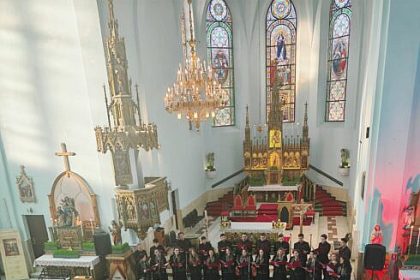 Biserica Adormirea Maicii Domnului din Cacica Concertul pascal sustinut de Corala Ciprian Porumbescu FOTO