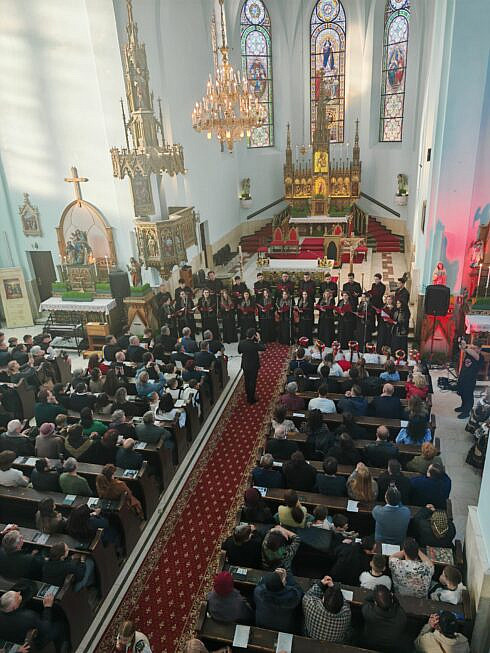 Biserica Adormirea Maicii Domnului din Cacica Concertul pascal sustinut de Corala Ciprian Porumbescu FOTO