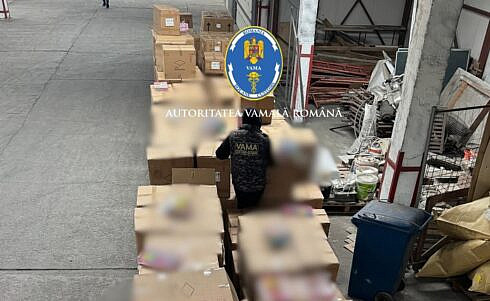 Castii pentru telefoane si jucarii contrafacute in valoare de aproximativ doua milioane de lei depistate de inspectorii vamali