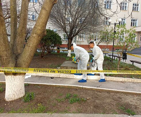 Cercetari efectuate de politisti intr un dosar penal de ucidere din culpa dupa ce o adolescenta de 18 ani a cazut de la etajul 5 al unui bloc din Campulung Moldovenesc