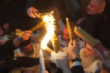 Cererea neobisnuita a unui enorias din Suceava catre IPS Calinic sa se renunte la aducerea Luminii Sfinte de la Ierusalim este o traditie riscanta