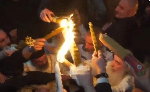 Cererea neobisnuita a unui enorias din Suceava catre IPS Calinic sa se renunte la aducerea Luminii Sfinte de la Ierusalim este o traditie riscanta