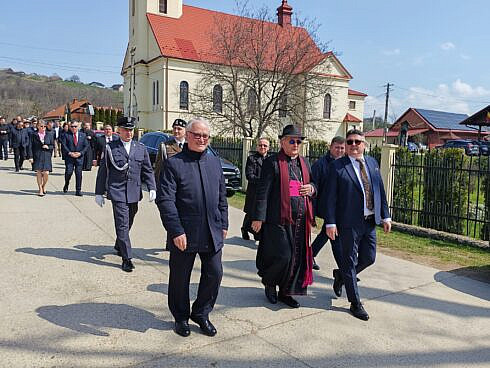 Comunitatea poloneza din Bucovina s a intalnit la Solonezu Nou pentru impartirea ou lui sfintit Deputatul Longher La noi se spune ca daca te pierzi undeva si iti amintesti cu cine ai impartit ou lui sfintit iti vei gasi drumul spre casa