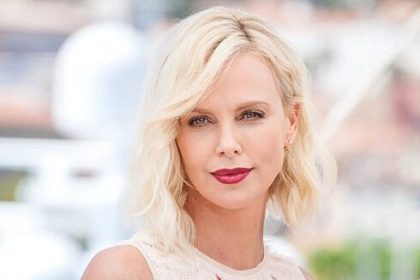 Crede ca stau in pat toata ziua Momentul amuzant povestit de Charlize Theron despre fiica ei adolescenta