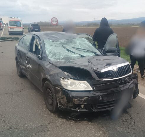 Doi raniti dupa coliziunea dintre o masina si o caruta pe E85 la Fantana Mare foto
