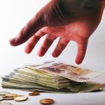 Doua femei care au furat 750 de euro si un ceas Armani de la un barbat din Vatra Dornei prinse si retinute