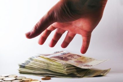 Doua femei care au furat 750 de euro si un ceas Armani de la un barbat din Vatra Dornei prinse si retinute