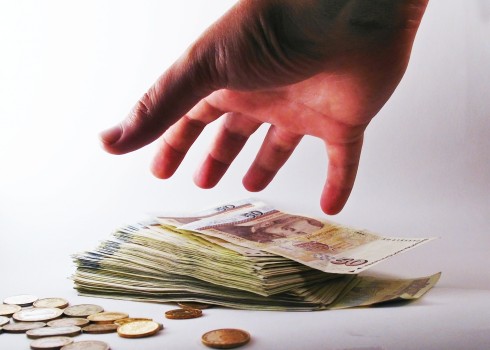 Doua femei care au furat 750 de euro si un ceas Armani de la un barbat din Vatra Dornei prinse si retinute