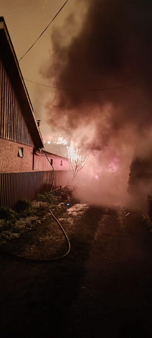 Doua gospodarii din Badeuti distruse de un puternic incendiu cauzat de un cablu electric defect O femeie a avut nevoie de spitalizare din cauza unei stari de rau