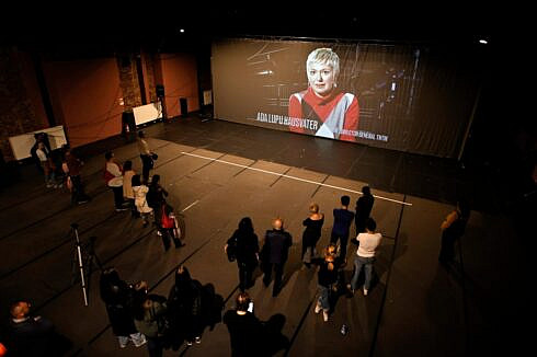 Echipa reunificata a Teatrului National din Timisoara l a aplaudat in picioare pe managerul sau dupa aproape 21 de ani de colaborare in mandatele Adei Hausvater