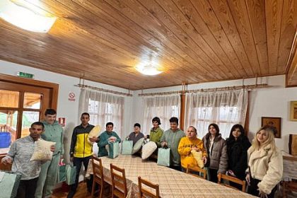 Elevii si profesorii de la Colegiul National Eudoxiu Hurmuzachi Radauti au daruit cadouri persoanelor vulnerabile in cadrul proiectului Bucurie si lumina FOTO