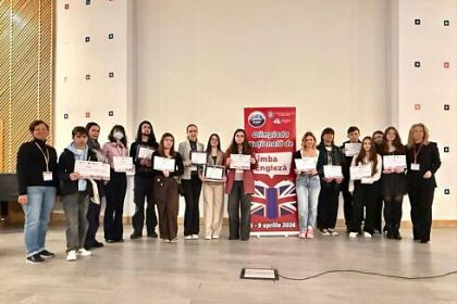 Elevii suceveni au obtinut un premiu I doua premii III si doua mentiuni la Olimpiada Nationala de Limba Engleza Premiul I a fost obtinut de Costin Ecaterina de la Petru care s a calificat la Olimpiada Internationala foto