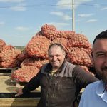 Horodnic de Sus singura primarie din tara care cultiva cartofi pentru masa calda pentru copii Primarul Valentin Luta lanseaza o provocare catre toti edilii care isi iubesc copiii din comunitate foto