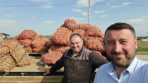 Horodnic de Sus singura primarie din tara care cultiva cartofi pentru masa calda pentru copii Primarul Valentin Luta lanseaza o provocare catre toti edilii care isi iubesc copiii din comunitate foto