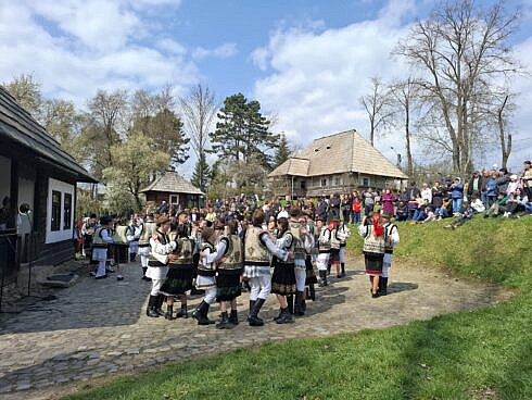 In Muzeul Satului Bucovinean a doa zi de Paste a fost animata de sunetele fanfarelor si vocile dansatorilor foto