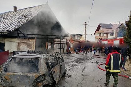 Incendiu de amploare la o locuinta din Cajvana Pompierii intervin cu sapte autospeciale de stingere
