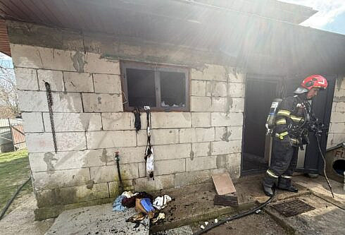 Incendiu la o locuinta din Boroaia O femeie a fost dusa la spital dupa un atac de panica