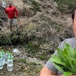La 51 de ani Daniel Buzdugan culege leurda din padure Mirosul de usturoi ma imbata Beneficiile apelii vii de mesteacan sau bauturii zeilor Te ajuta sa