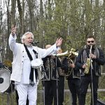 Legendarul Ovidiu Lipan Tandharica va sustine un show de exceptie la Suceava in prima zi de Paste cu un concert de toace divine si un spectacol romantic impreuna cu Fanfara Zece Prajini