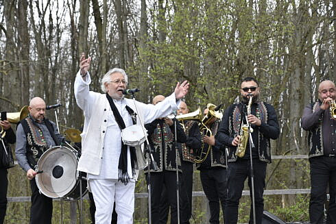 Legendarul Ovidiu Lipan Tandharica va sustine un show de exceptie la Suceava in prima zi de Paste cu un concert de toace divine si un spectacol romantic impreuna cu Fanfara Zece Prajini