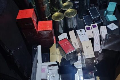 Lovitura data de politistii de la Economice in Saptamana Mare Parfumuri si haine contrafacute confiscate in valoare de 15 milioane de lei Ucrainean prins in trafic cu un autobuz plin de marfa de contrabanda foto