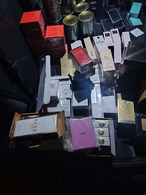 Lovitura data de politistii de la Economice in Saptamana Mare Parfumuri si haine contrafacute confiscate in valoare de 15 milioane de lei Ucrainean prins in trafic cu un autobuz plin de marfa de contrabanda foto