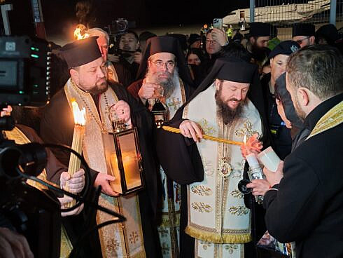 Lumina Sfintei de la Ierusalim a ajuns la Suceava adusa de staretul Manastirii Sf Ioan cel Nou si de staretul Manastirii Sihastria Rascaia fiind preluata de PS Damaschin si distribuita preotilor din parohii din judet si din judetele invecinate