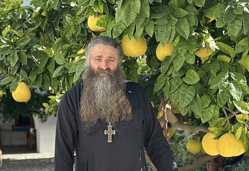 Macarie Olarean staretul Manastirii Piatra Taieturii Nu ramaneti doar cu lumina in mainile vostre ci purtati o in suflet in camin in familie si in viata de zi cu zi