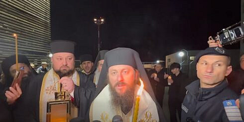 Mesajul PS Damaschin de pe Aeroportul Suceava la preluarea Luminii Sfinte Va rog nu permiteti ca nimic si nimeni sa va strice acesta sarbatoare De pasiti toate obstacolele Uitati de raul care a fost