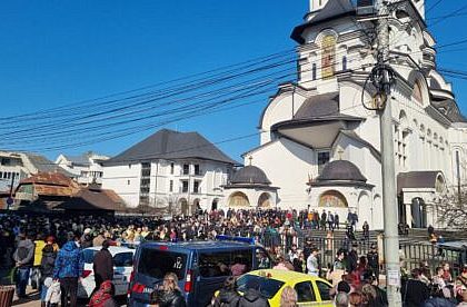 Mii de credinciosi ortodocsi au luat parte la procesiunea de Florii din Suceava FOTO