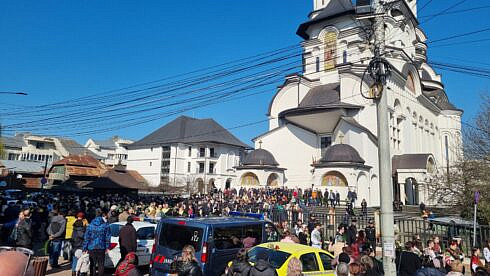 Mii de credinciosi ortodocsi au luat parte la procesiunea de Florii din Suceava FOTO