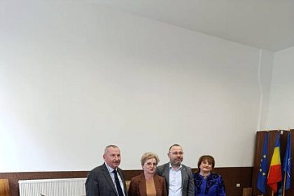 Momente pline de emotie la pensionarea directoarei Colegiului Tehnic de Industrie Alimentara Suceava si a altor doua profesoare Prof Ciprian Anton le a acordat Diplome de Excelenta