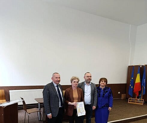 Momente pline de emotie la pensionarea directoarei Colegiului Tehnic de Industrie Alimentara Suceava si a altor doua profesoare Prof Ciprian Anton le a acordat Diplome de Excelenta