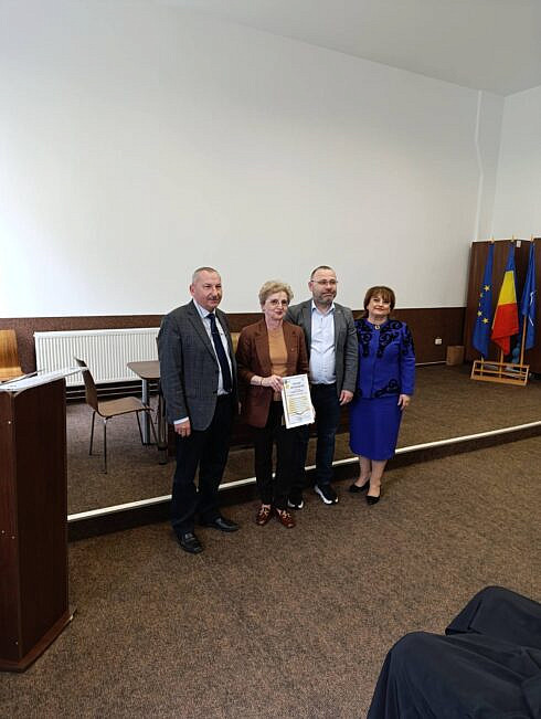 Momente pline de emotie la pensionarea directoarei Colegiului Tehnic de Industrie Alimentara Suceava si a altor doua profesoare Prof Ciprian Anton le a acordat Diplome de