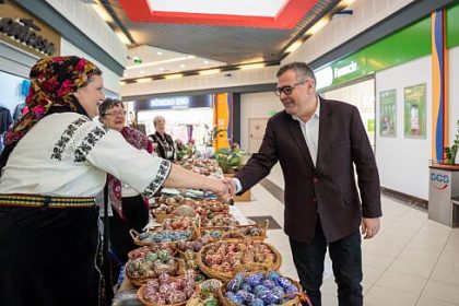 Nicolae Robu la deschiderea Targului de Pasti de la Suceava Este un eveniment care scoate in evidenta traditiile autentice esforul mesterilor si entuziasmul copiilor care pastreaza aceste valori