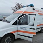 O ambulanta aflata in misiune a fost lovita de o masina condusa de un sofer care nu a oprit la semnul de Stop