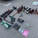 O echipa de hoti compusa dintr o femeie de 29 de ani doi barbati si un adolescent de 17 ani toti din Prahova a fost prinsa in flagrant la un supermarket din Campulung Moldovenesc Masina lor semana cu un magazin mobil