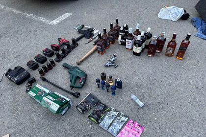 O echipa de hoti compusa dintr o femeie de 29 de ani doi barbati si un adolescent de 17 ani toti din Prahova a fost prinsa in flagrant la un supermarket din Campulung Moldovenesc Masina lor semana cu un magazin mobil