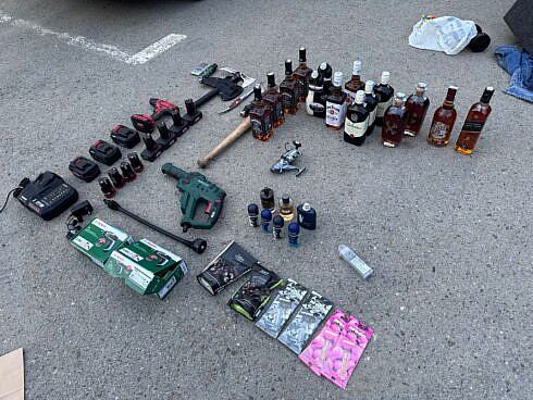 O echipa de hoti compusa dintr o femeie de 29 de ani doi barbati si un adolescent de 17 ani toti din Prahova a fost prinsa in flagrant la un supermarket din Campulung Moldovenesc Masina lor semana cu un magazin mobil