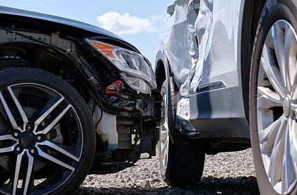 O familie accidentata din cauza unui sofer care nu a acordat prioritate la efectuarea unui viraj
