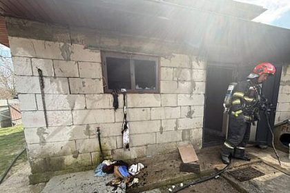 O femeie de 76 de ani din Boroaia si a vazut casa cuprinsa de flacari in Ajunul Pashelui Incendiul a fost provocat de o scanteie sarita din soba Femeia a fost internata in spital foto