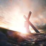 O mama cu trei copii si un serviciu complicat disperata ca trebuie sa incalce regulile bisericesti si sa gateasca pentru Paste in Vinerea Mare