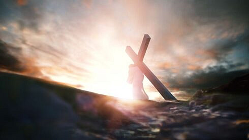 O mama cu trei copii si un serviciu complicat disperata ca trebuie sa incalce regulile bisericesti si sa gateasca pentru Paste in Vinerea Mare