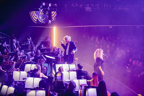 O voce o orchestra si salile pline ale Europei Alexandra Crisan in turneul Pop meets Classic