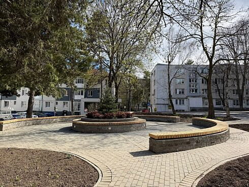 Parcul din spatele fostului restaurant National din Suceava a fost redat comunitatii inainte de Paste oferind un spatiu de relaxare 41 de locuri de parcare si alei modernizate foto