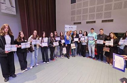 Performanta remarcabila a elevilor din Suceava la Olimpiada Nationala de Limbi Romanice 10 din cei 14 membri ai lotului au fost recompensati cu premii si mentiuni foto
