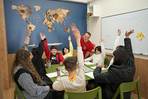 Peste 27000 de copii romani au acces la serviciile centrelor de zi pentru prevenirea separarii de familie dar este insuficient in raport cu cei aproape un milion si jumatate de copii care traiesc in risc de saracie si excluziune sociala