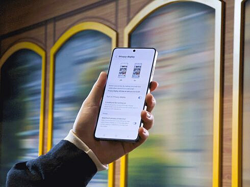 Peste jumatate dintre europeni admit ca se uit la ecranul telefonului unui strin n public aproape un sfert dintre acestia o fac din simpla curiozitate