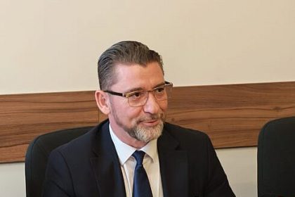 Prefectul Traian Andronachi a contestat in instanta regulamentul parcarilor din Suceava si anunta suspendarea procedurii de attribuire a locurilor