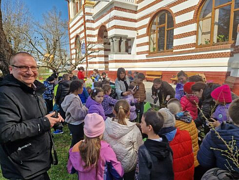 Programul Educational National Padurera copiilor desfasurat de Parcul National Calimani si Asociatia Forestierilor din Romania la Dorna Candrenilor 100 de copii au plantat cate un puiet de larice foto